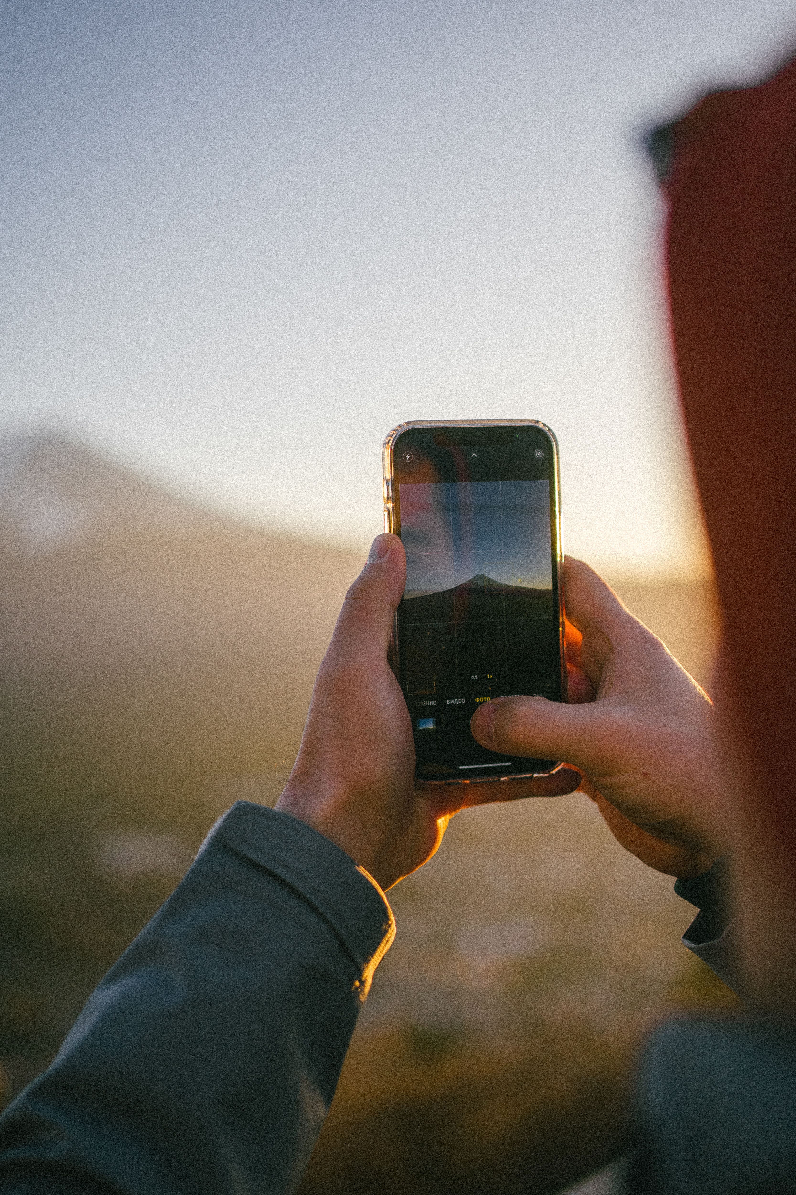 Captando contenido de marca con móvil al atardecer